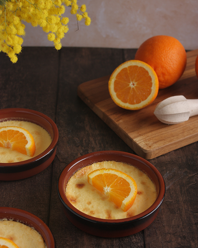 ambiance rustique avec du mimosa pour mettre en avant crème brûlée à l'orange