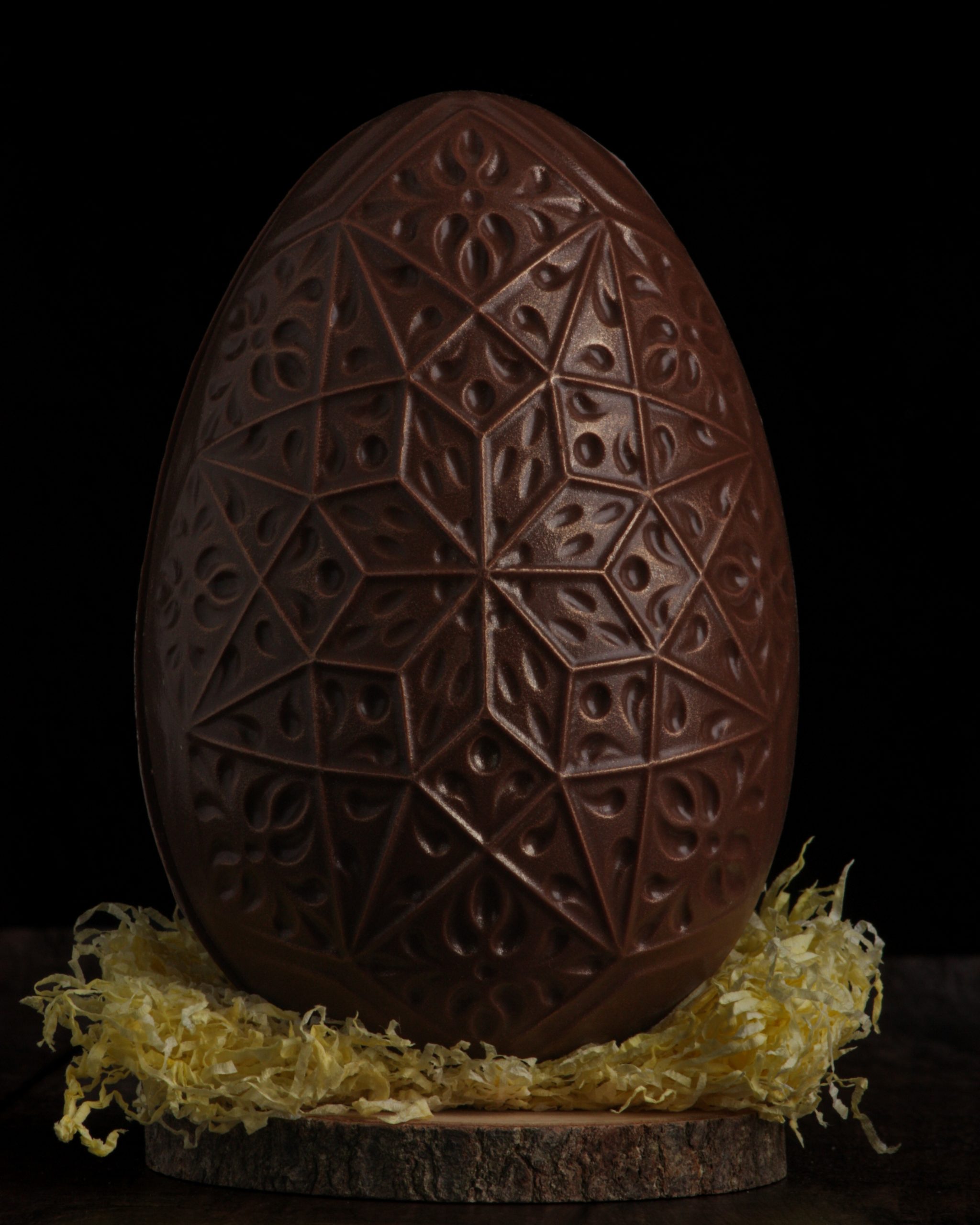 oeuf de pâques dans son emballage, sur fond noir