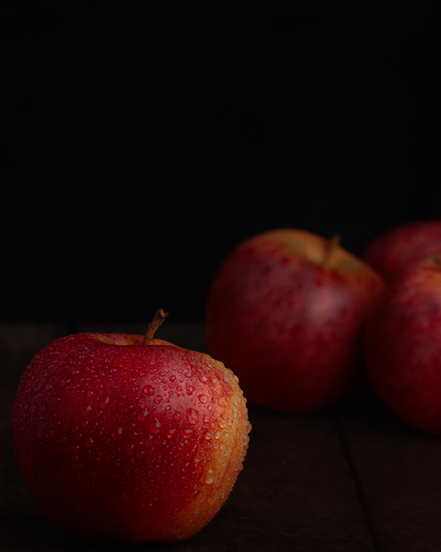 pomme sur fond noir