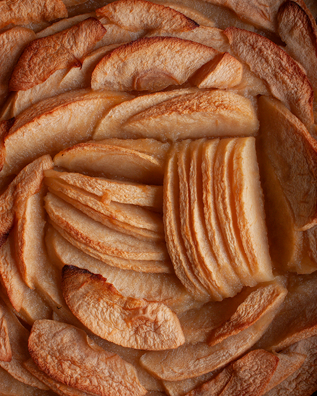 zoom sur le coeur d'une tarte aux pommes